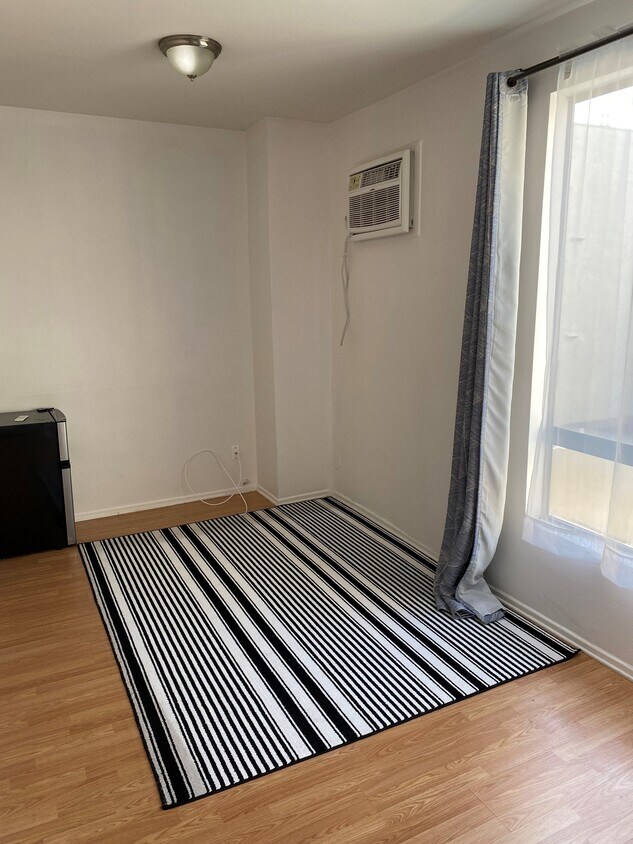 Room - 13920 Moorpark St
