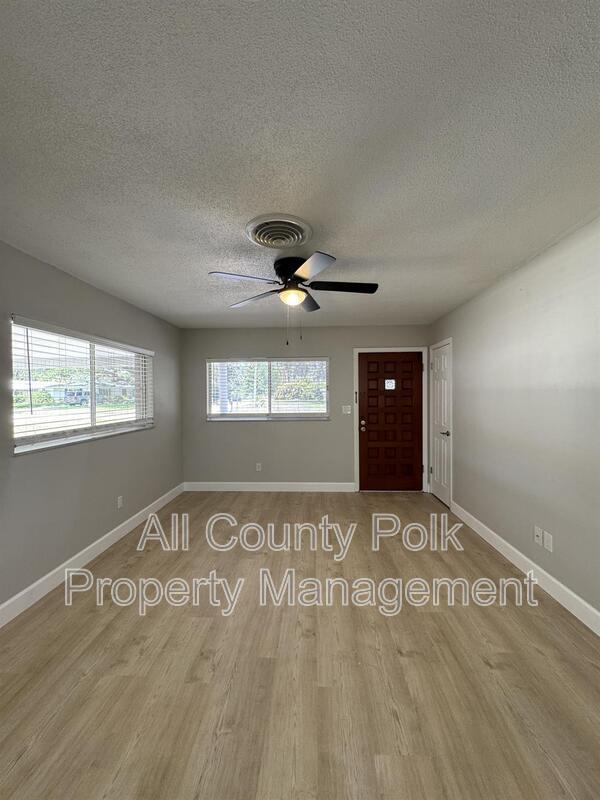 Building Photo - 2255 E Helen Cir