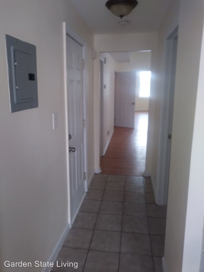Building Photo - 5 br, 1 bath Apartment - 144 Columbia Avenue