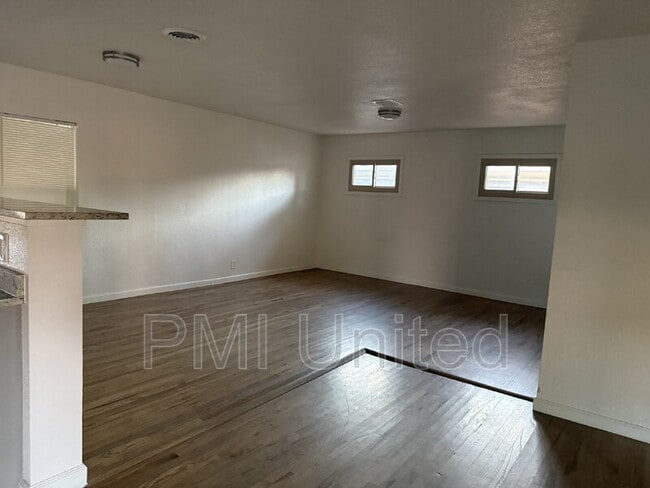 Building Photo - 224 E Oak Dr