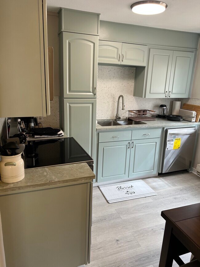 Building Photo - 5212 NE 62nd Ave