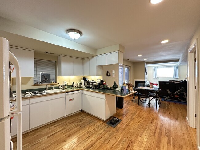 Foto del edificio - 3345 N Southport Ave