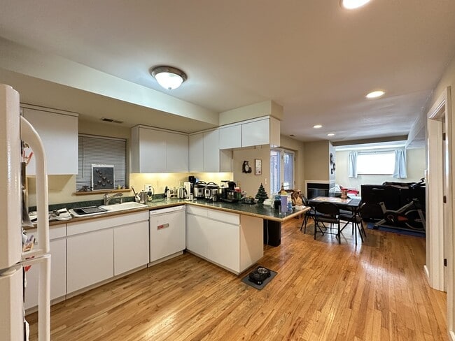 Building Photo - 3345 N Southport Ave