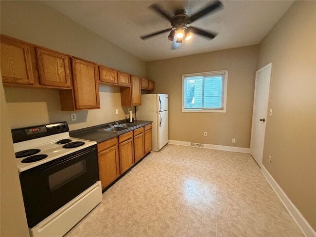 Foto del edificio - 330 E 3rd St