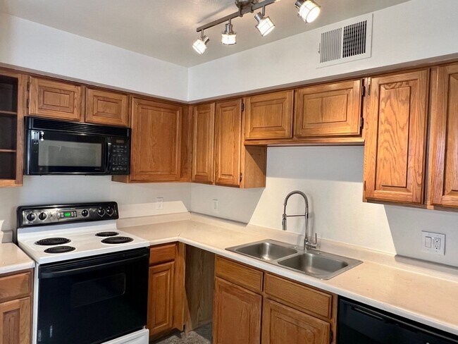 Foto del edificio - True Gem! Newly Painted Home with All Appl...