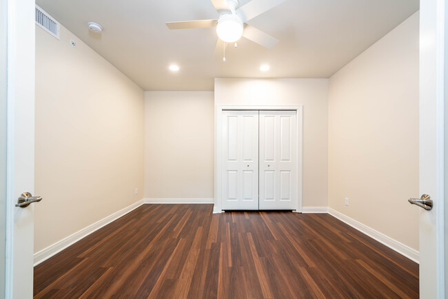 201 secondary bedroom w/closet - Peregrine Square