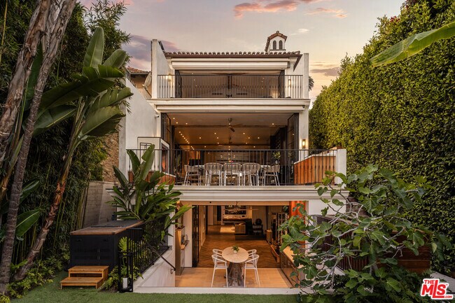 Foto del edificio - 968 Palisades Beach Rd