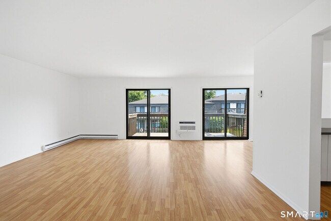 Foto del edificio - 255 Strawberry Hill Ave