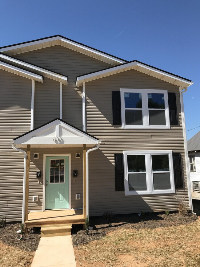 Foto del edificio - Beautiful 4 bedroom 2.5 bath townhome