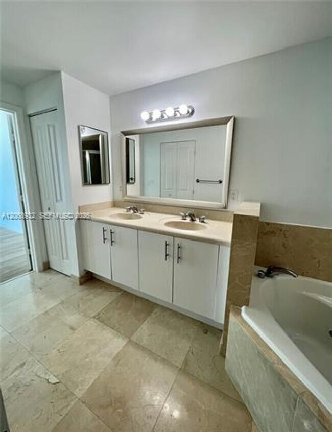 Foto del edificio - 7900 Harbor Island Dr