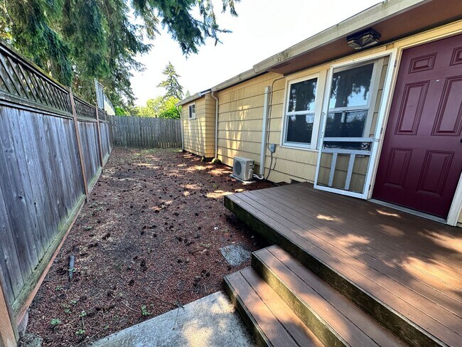 Building Photo - Awesome freshly painted 2-bedroom unit in ...