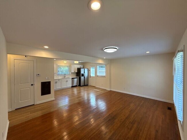 Foto del edificio - T.R. Lawing Realty Property