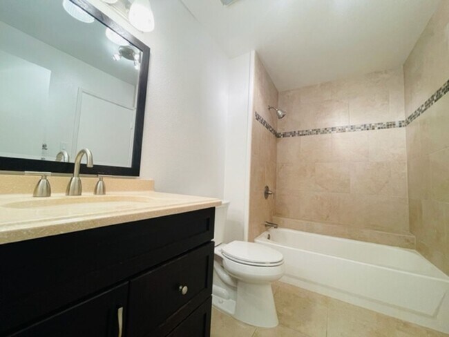 Building Photo - 2 Bedroom, 1 Bathroom, 2 Parking (Penakii)