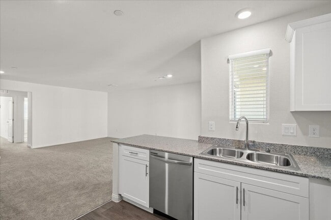 Building Photo - New Property: 3 Bedroom Townhouse, Gated C...