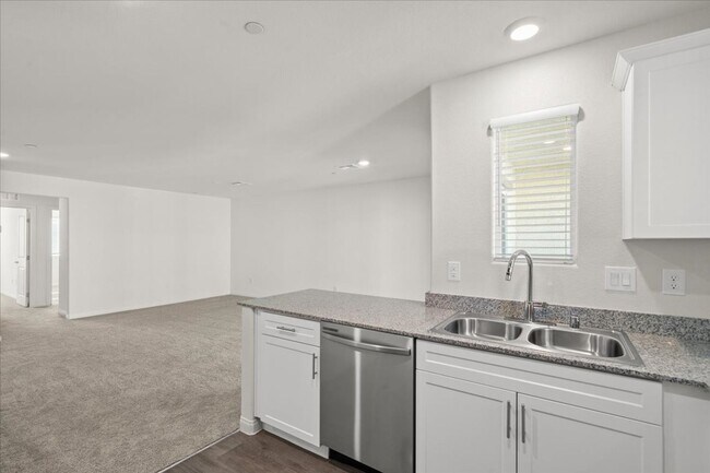 Foto del edificio - New Property: 3 Bedroom Townhouse, Gated C...