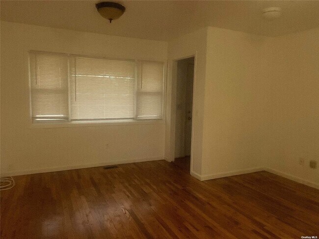 Foto del edificio - 495 S Oyster Bay Rd