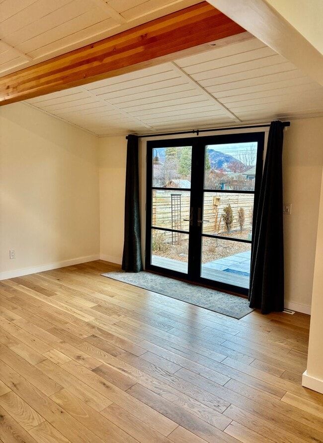 Foto del edificio - Spacious House. Expansive Lot. Prime Location