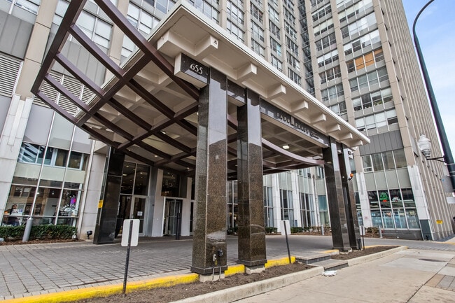 Foto del edificio - 655 W Irving Park Rd