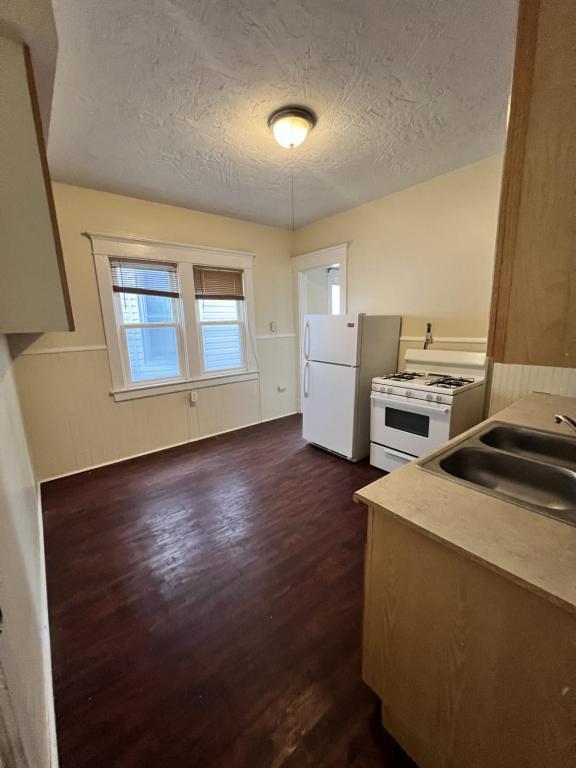 Building Photo - 1022 Hertel Ave