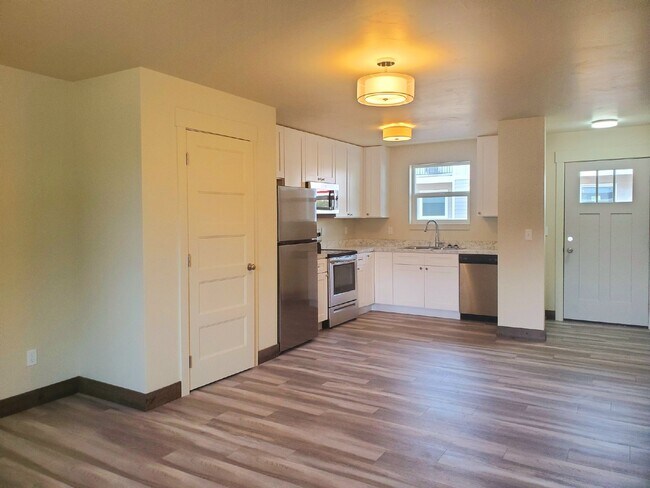 Building Photo - Beautiful 2 bedroom, 2 bathroom