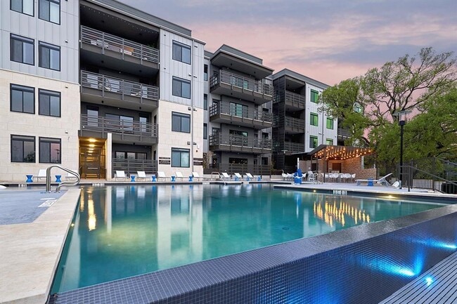 Foto del edificio - 3600 S Lamar Blvd