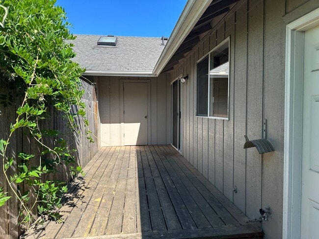 Building Photo - Large 2 bedroom 2 bathroom duplex with gar...