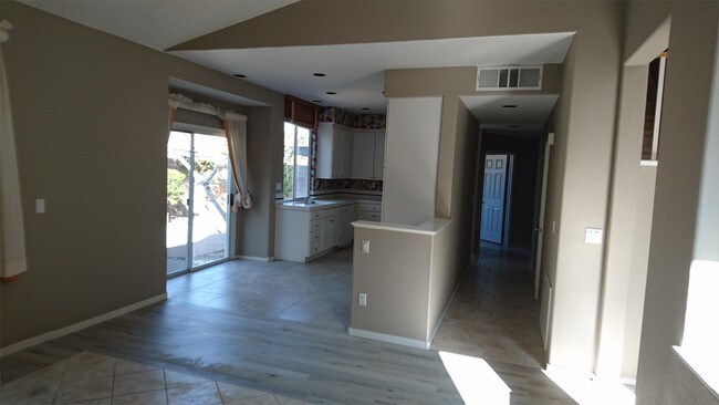 Building Photo - 8238 San Ramon Dr