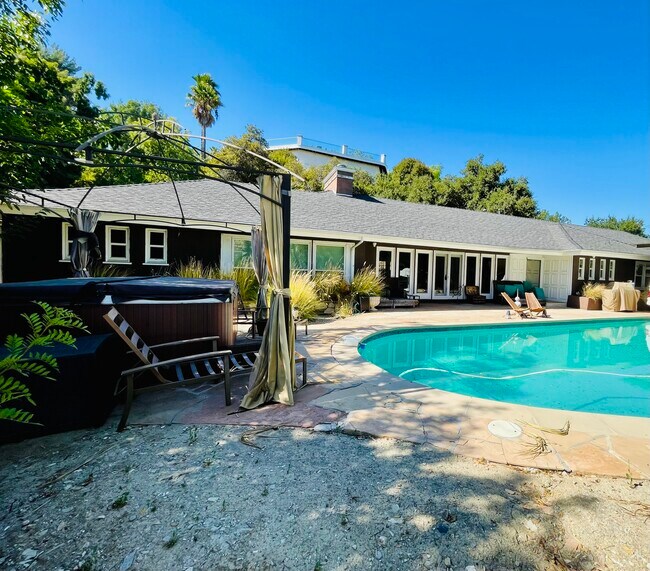 Piscina - 15635 Vandorf Pl