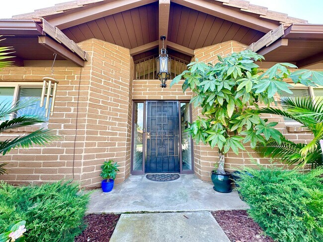 Building Photo - Beautifully Appointed & Fully Furnished, S...