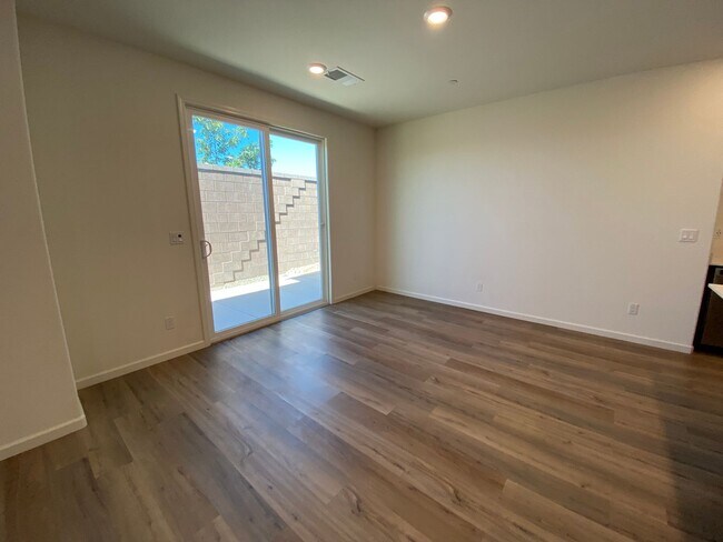 Building Photo - Gorgeous Like Low Maintenance 4 Bedroom wi...