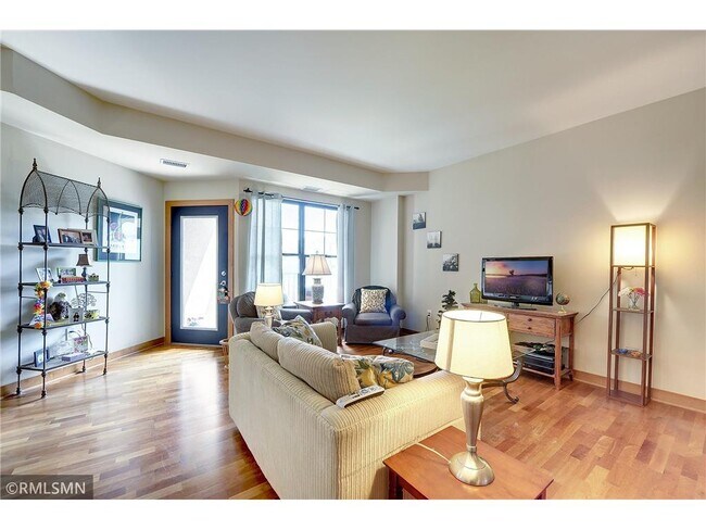Foto del edificio - 317 Groveland Ave