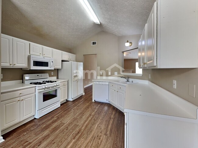 Foto del edificio - 1300 Wilkes Crest Dr
