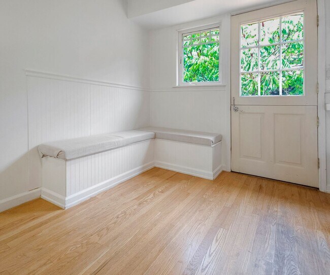 Building Photo - Beautiful ramber house with 3 bedroom near...