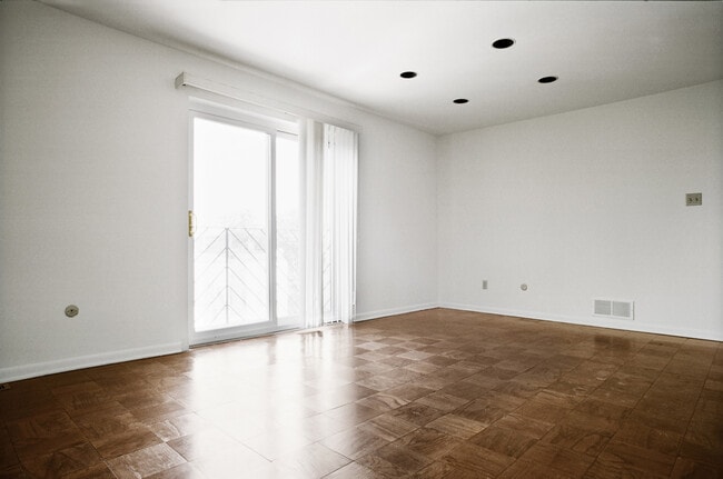Building Photo - Franklin West Apartments, Leasing Office