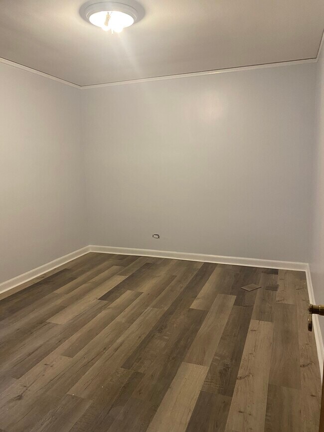 Foto del edificio - 6318 N Tripp Ave