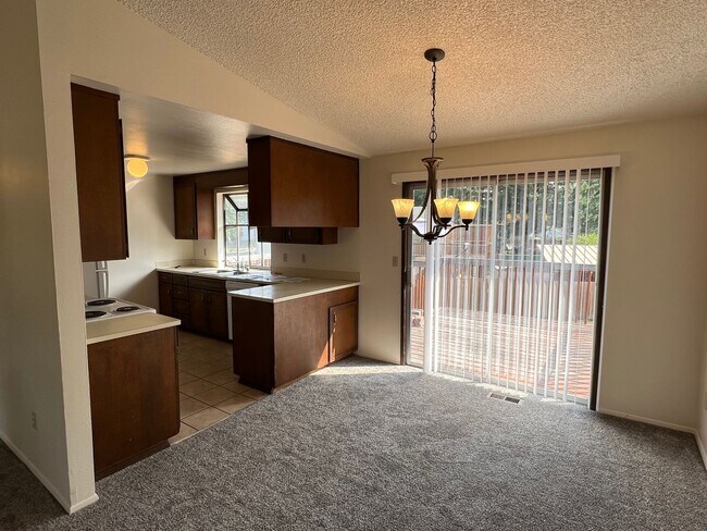 Foto del edificio - Super Clean Split Level Home with Huge Yard!