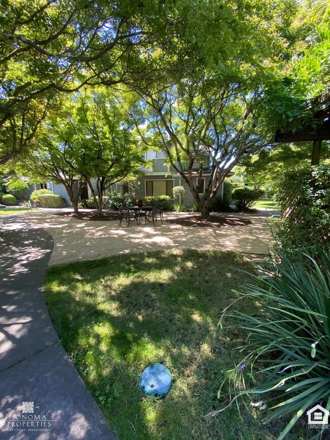 Building Photo - Townhouse in Desirable Location, Near Shopping, Bike Trails, Water & Garbage Included