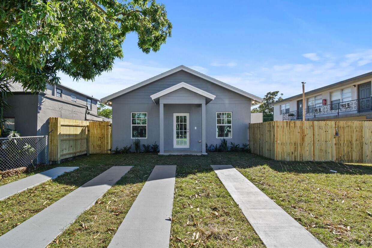 Primary Photo - 910 4th St