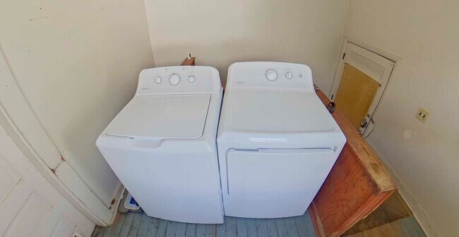 Foto del edificio - Hardwood Floors + Pet Friendly + Off-Stree...