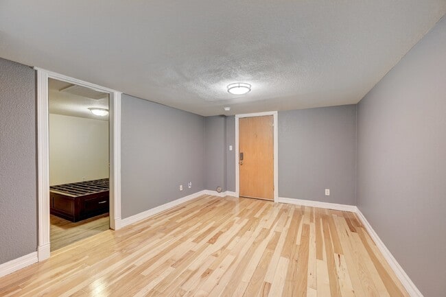 Foto del edificio - $1,150 - 1 bed, 1 bath charming Condo in t...