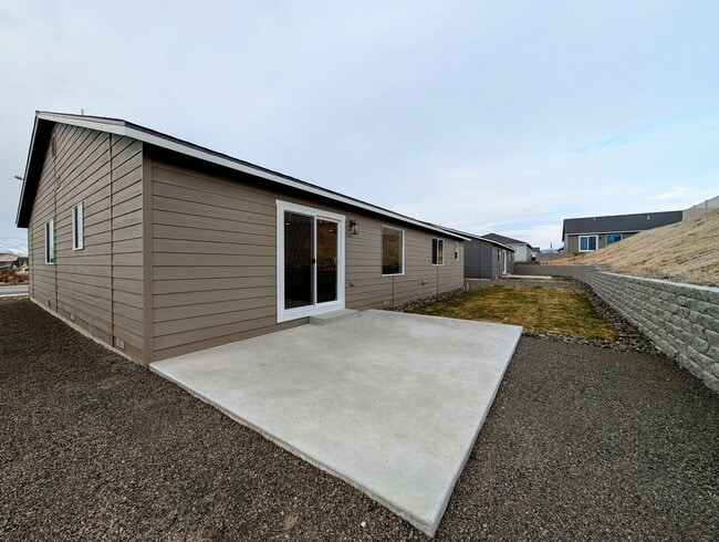 Building Photo - **New Construction** FOUR Bedroom House for Rent in Eastmont School District!