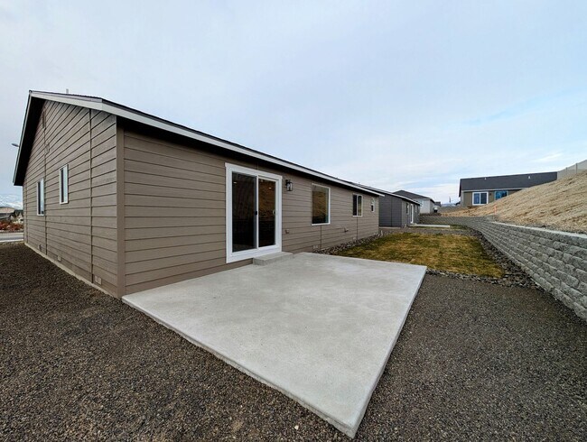 Foto del edificio - **New Construction** FOUR Bedroom House for Rent in Eastmont School District!