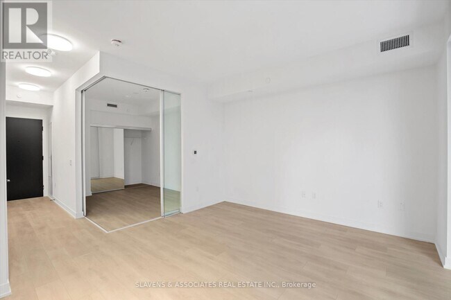 Photo du bâtiment - 127 Broadway Ave