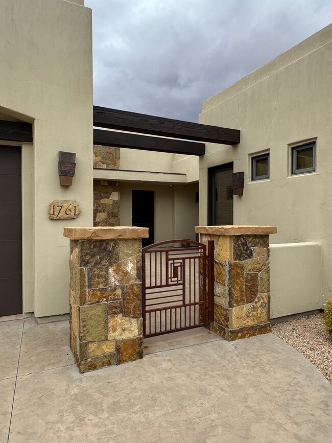 Building Photo - 1761 W Red Cloud Cir
