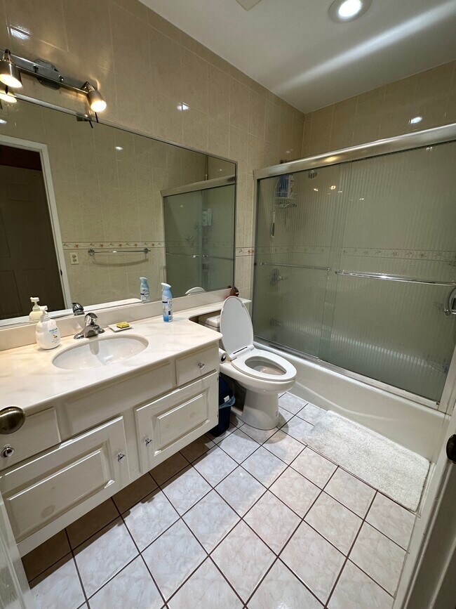 Shared bathroom - 2364 Remora Dr