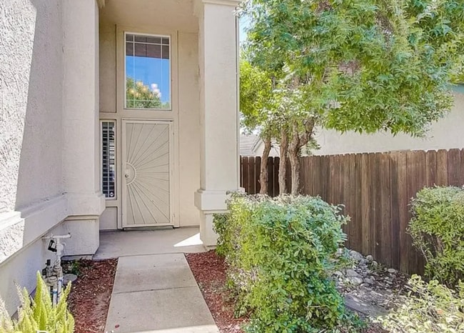 Building Photo - Spectacular FOLSOM 4/3 - Waiting For You!  Please Read Entire Ad For Viewings!