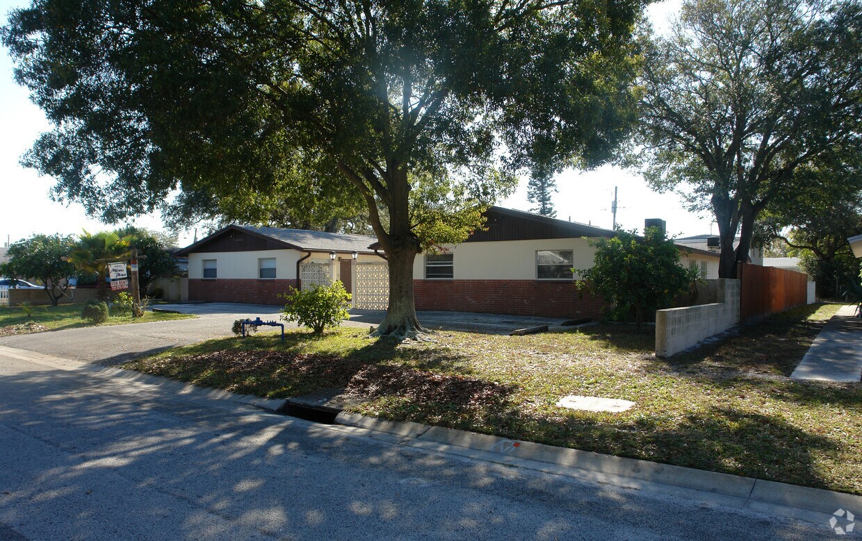 Foto del edificio - 460 93rd Ave N