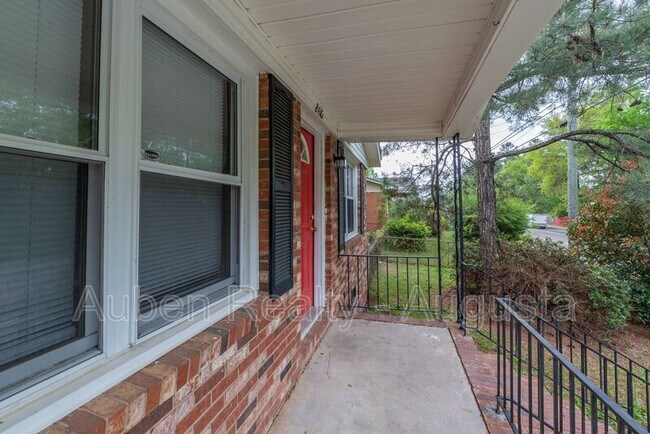 Foto del edificio - 2416 Barton Chapel Rd