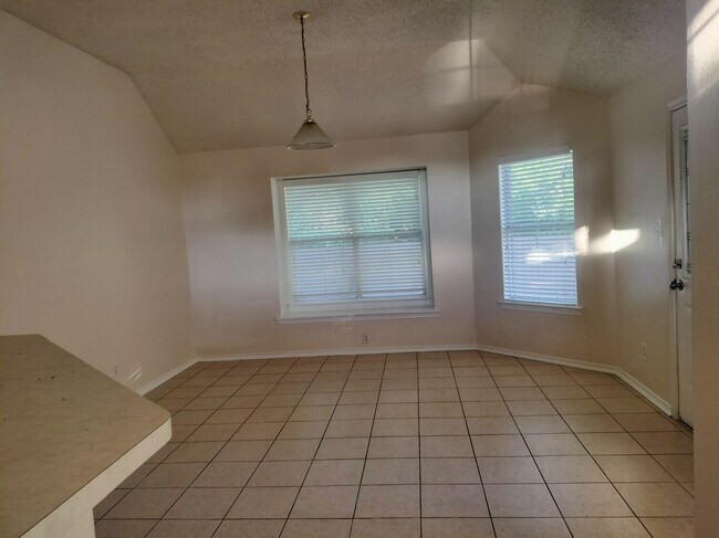 Foto del edificio - 1888 Helen Ln