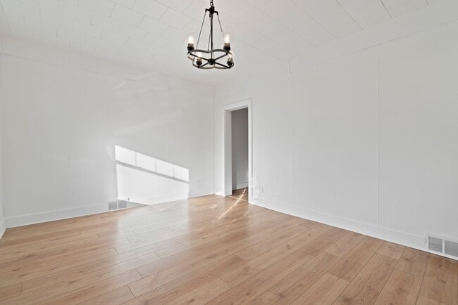 Building Photo - MOVE IN SPECIAL! SCORE HALF OFF 1ST MONTH'...